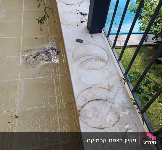 מרפסת עם רצפה רטובה ולכלוך קל